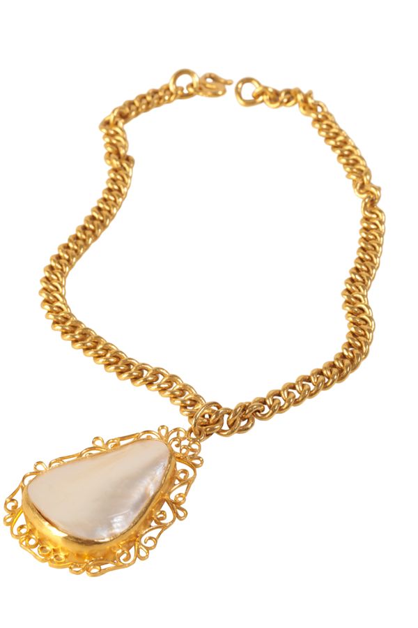 A CHINESE GOLD  AND MOTHER OF PEARL PENDANT NECKLACE