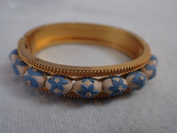 A 19TH CENTURY YELLOW METAL NEOCLASSICAL BRACELET