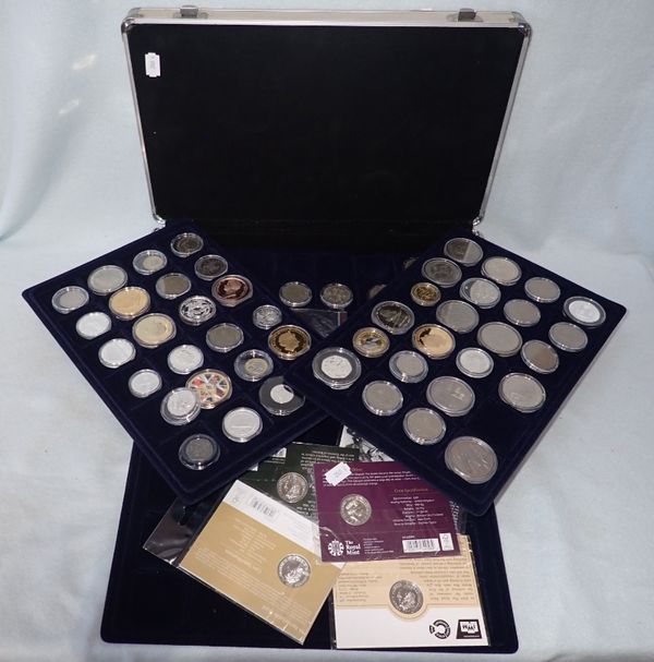 A COLLECTION OF BRITISH COMMEMORATIVE AND OTHER COINS