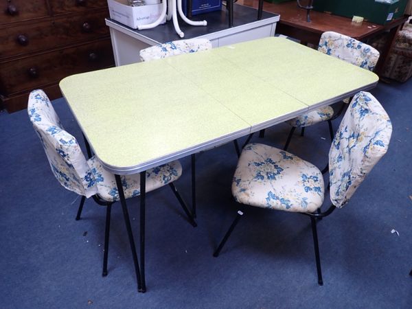 195OS FORMICA TOPPED KITCHEN TABLE WITH FOUR CHAIRS