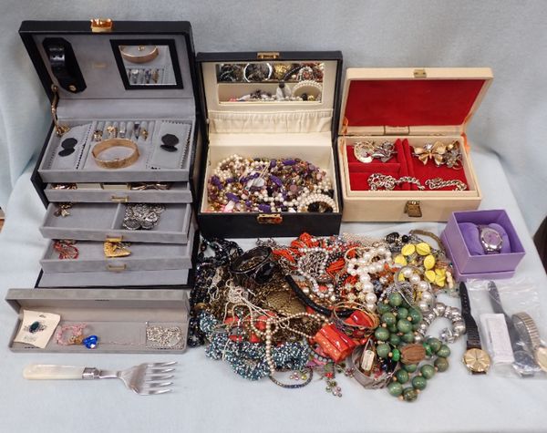 A COLLECTION OF COSTUME JEWELLERY