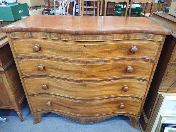 AN EARLY 19TH CENTURY MAHOGANY SERPENTINE CHEST OF DRAWERS