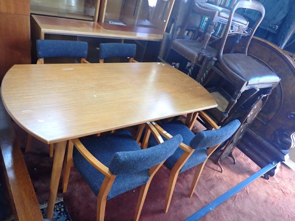 A MID 20TH CENTURY PALE WOOD DINING TABLE AND FOUR CHAIRS
