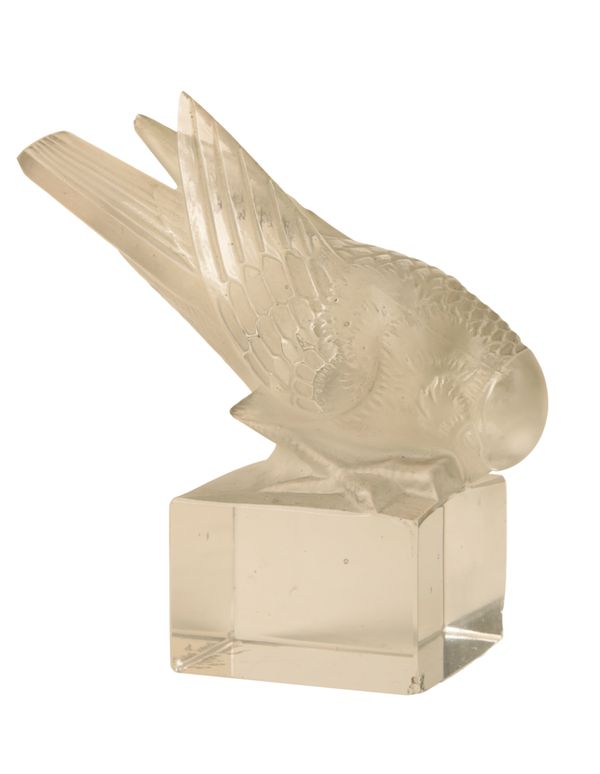 LALIQUE: A PAPERWEIGHT 'Moineau Sur Socle Ailes Croisées'