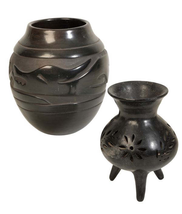 ELIZABETH NARANJO (1929-2017) A SANTA CLARA PUEBLO BLACK POTTERY VASE