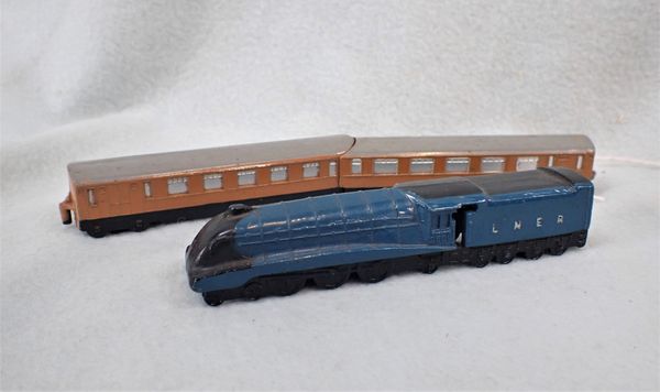 DINKY TOYS: A 'MALLARD' LOCOMOTIVE, AND TWO CARRIAGES