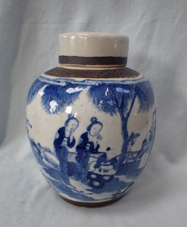 A LARGE CHINESE BLUE AND WHITE GINGER JAR