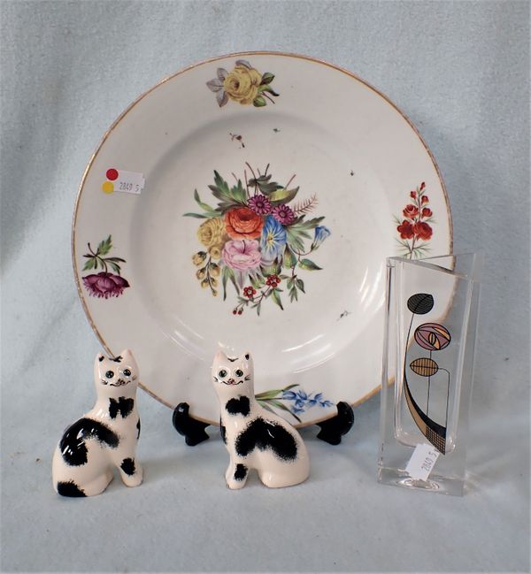 A PAINTED CABINET PLATE, A PAIR OF 'WEMYSS' STYLE CATS