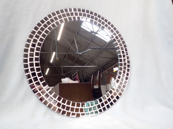 A CONTEMPORARY CIRCULAR MIRROR