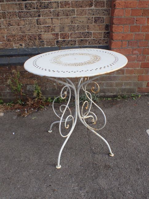 A WHITE PAINTED METAL GARDEN TABLE