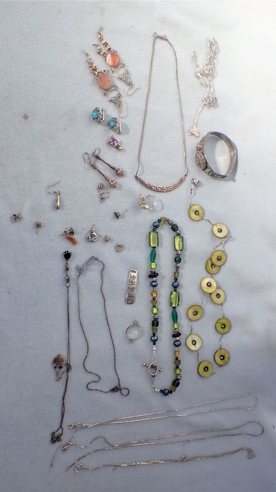 A COLLECTION OF SILVER AND WHITE METAL JEWELLERY