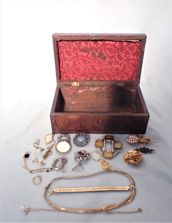 A SMALL COLLECTION OF COSTUME JEWELLERY