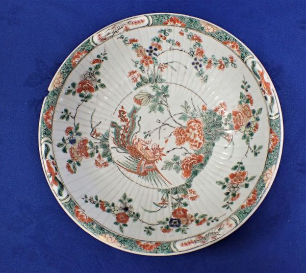 A JAPANESE BOWL PAINTED WITH STYLISED BIRDS AND FLOWERS