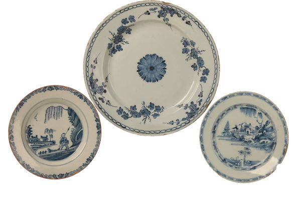 AN ENGLISH  DELFTWARE CHARGER