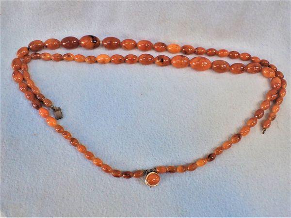 AN AMBER BEADED NECKLACE