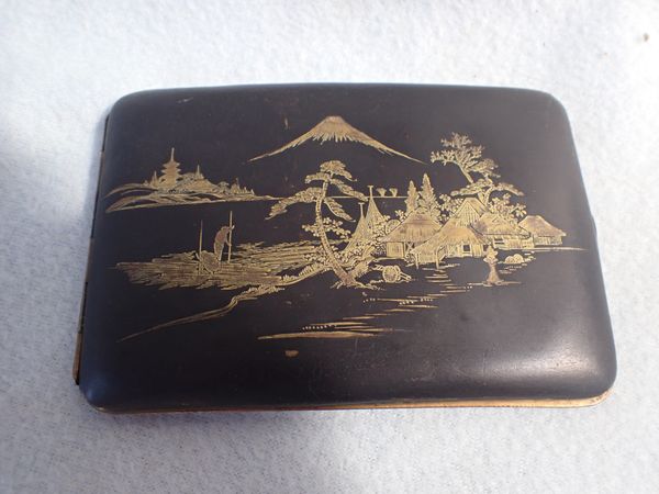 A JAPANESE NIELLO ON YELLOW METAL CIGARETTE CASE