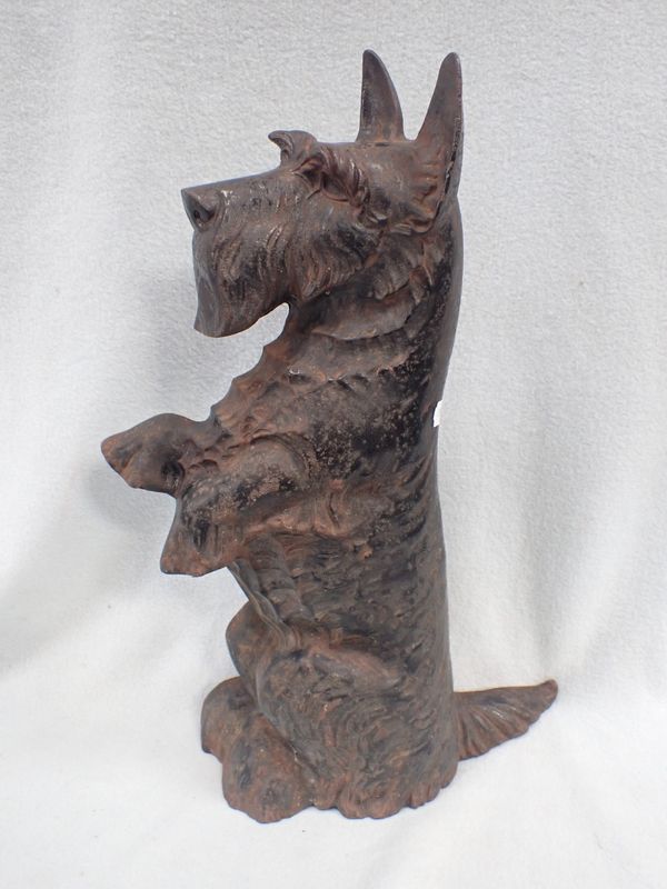 A IRON SCOTTISH TERRIER POKER STAND (SUITABLE FOR A DOORSTOP)