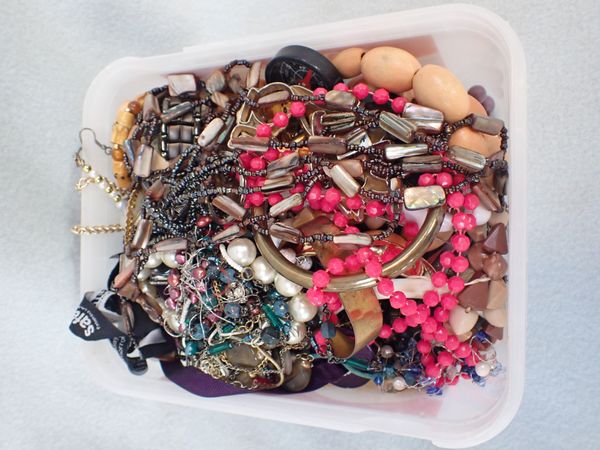 A COLLECTION OF COSTUME JEWELLERY