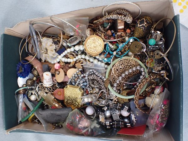 A COLLECTION OF COSTUME JEWELLERY