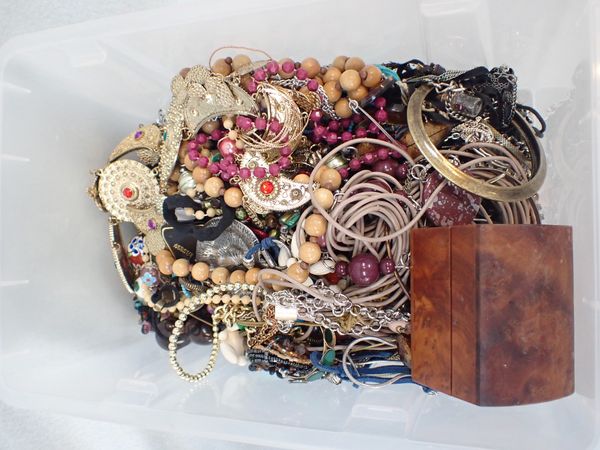 A COLLECTION OF COSTUME JEWELLERY