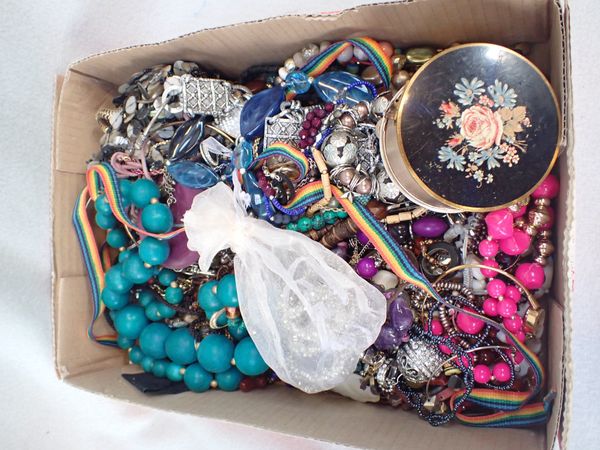 A COLLECTION OF COSTUME JEWELLERY