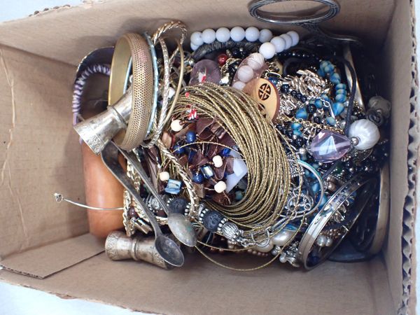 A COLLECTION OF COSTUME JEWELLERY