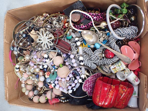 A COLLECTION OF COSTUME JEWELLERY