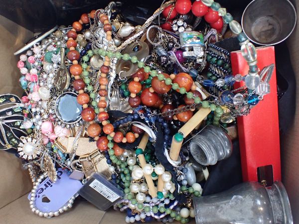 A COLLECTION OF COSTUME JEWELLERY