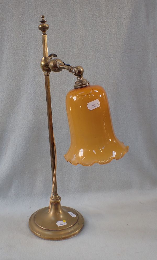 AN ADJUSTABLE EDWARDIAN BRASS DESK LAMP