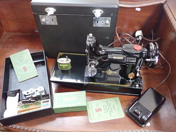 A SINGER 221K SERIES SEWING MACHINE, CASED WITH ACCESSIORIES