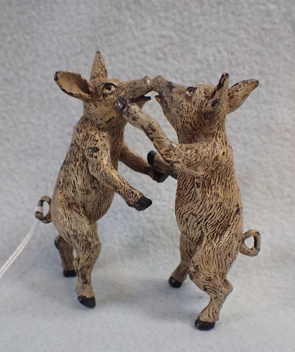 A COLD-PAINTED BRONZE KISSING PIGS FIGURE