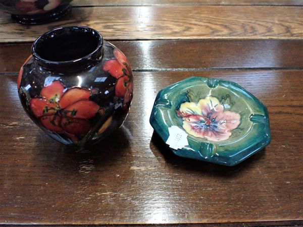 A MOORCROFT ASHTRAY AND A SMALL VASE