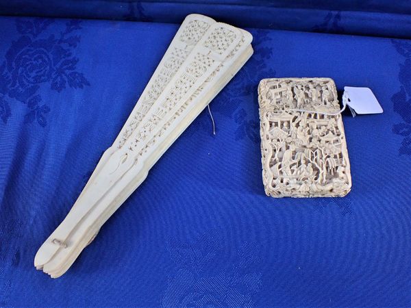 A 19TH CENTURY CANTONESE IVORY CARD CASE