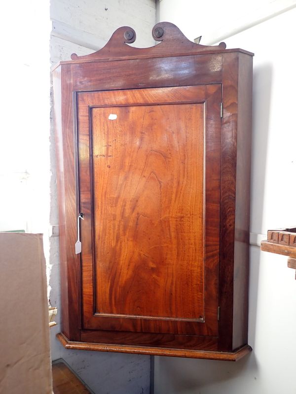 A 19TH CENTURY MAHOGANY HANGING CORNER CUPBOARD