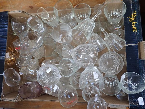 A COLLECTION OF MIXED GLASSWARE