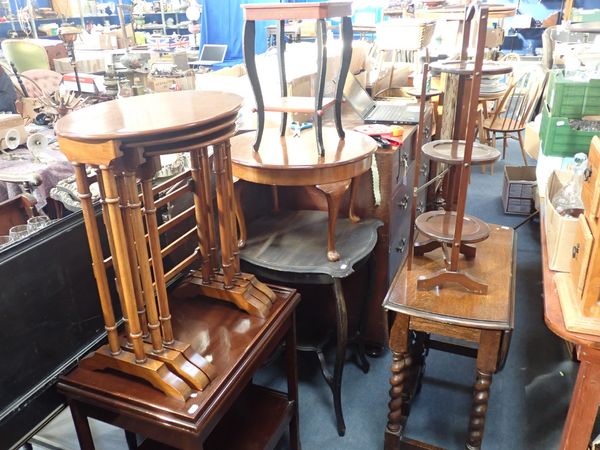 A SMALL OAK GATELEG TABLE