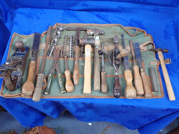 A COLLECTION OF VINTAGE WOODEN HANDLED TOOLS