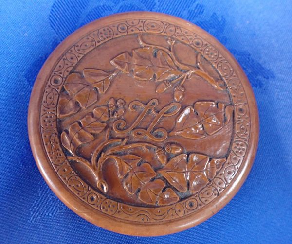 AN ORIENTAL CARVED WOOD SNUFF BOX