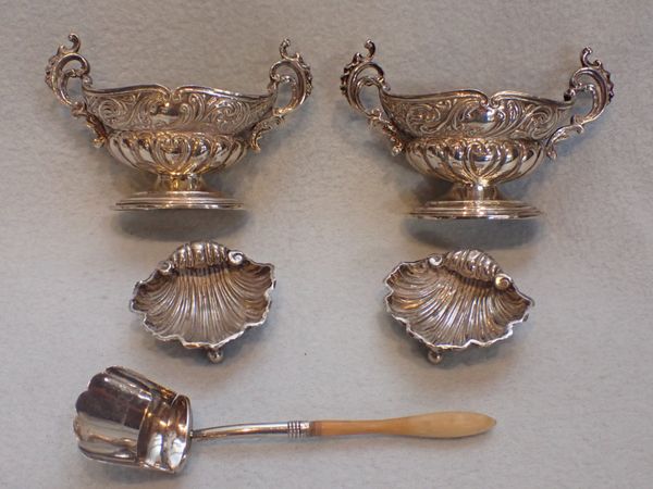 A GEORGIAN SILVER SUGAR SCOOP