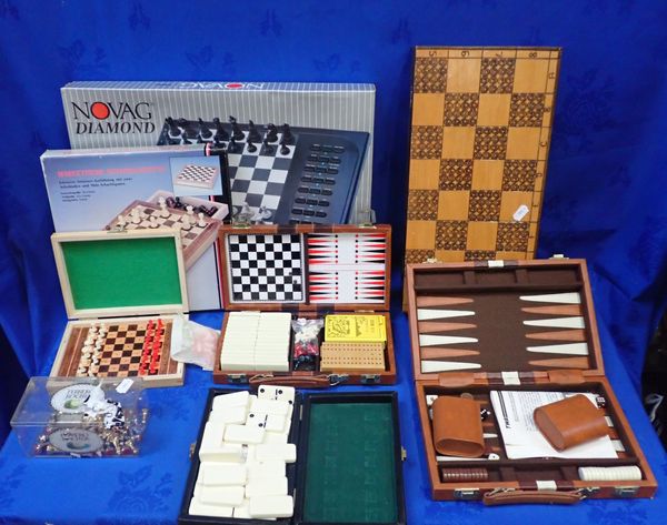 A COLLECTION OF MODERN CHESS SETS AND OTHER GAMES