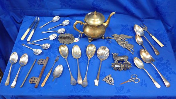 A COLLECTION OF SILVER PLATED AND METALWARE ITEMS