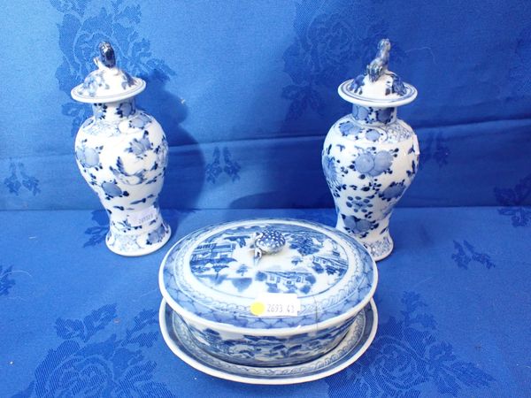 A CHINESE EXPORT BUTTER DISH AND STAND