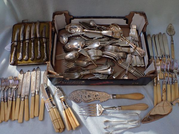 A COLLECTION OF SILVER PLATED FLATWARE