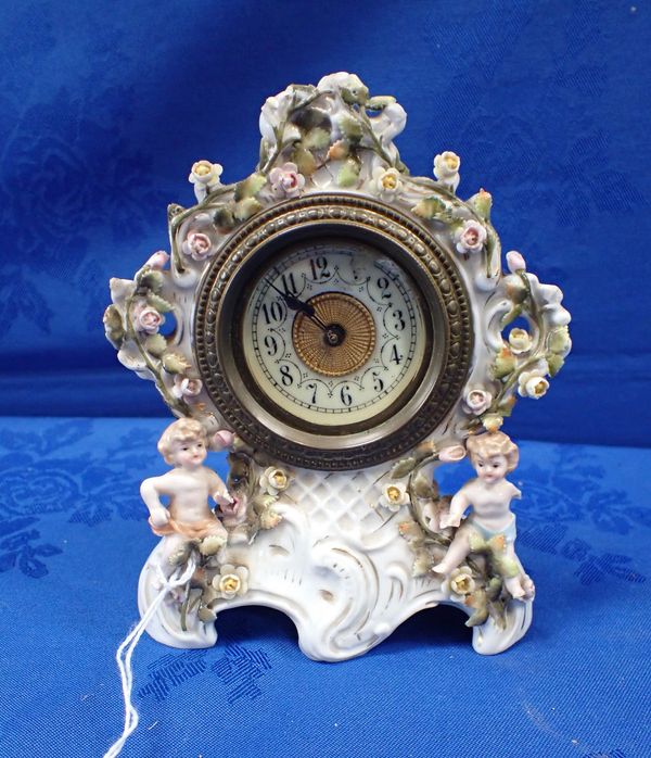 AN EARLY 20TH CENTURY 'DRESDEN' PORCELAIN CLOCK