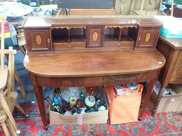 AN EDWARDIAN MAHOGANY DESK