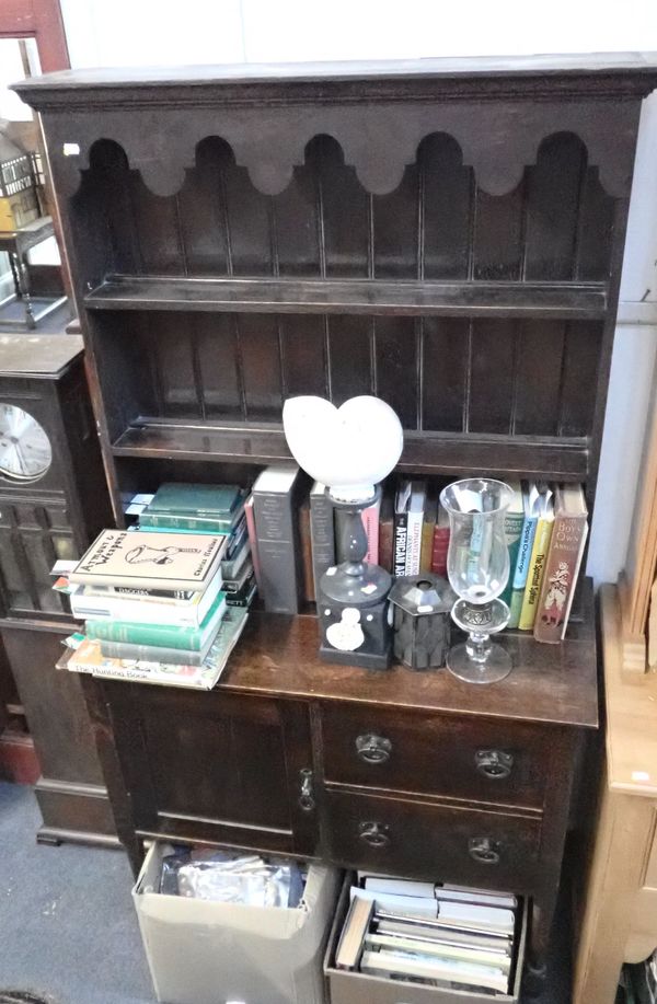 N ARTS AND CRAFTS STYLE OAK DRESSER