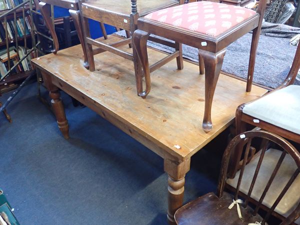 A VICTORIAN STYLE PINE FARMHOUSE KITCHEN TABLE