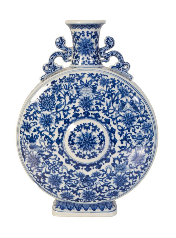 A BLUE AND WHITE DECORATED CHINESE MOON FLASK