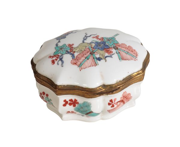 A SHAPED PORCELAIN BOX AND COVER BY SAMSON,