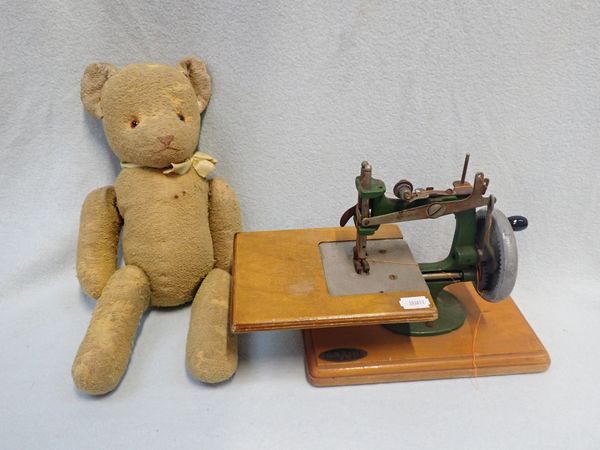 A VINTAGE 'GRAIN' TOY SEWING MACHINE